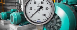 Liquid filled pressure gauge in its field of application